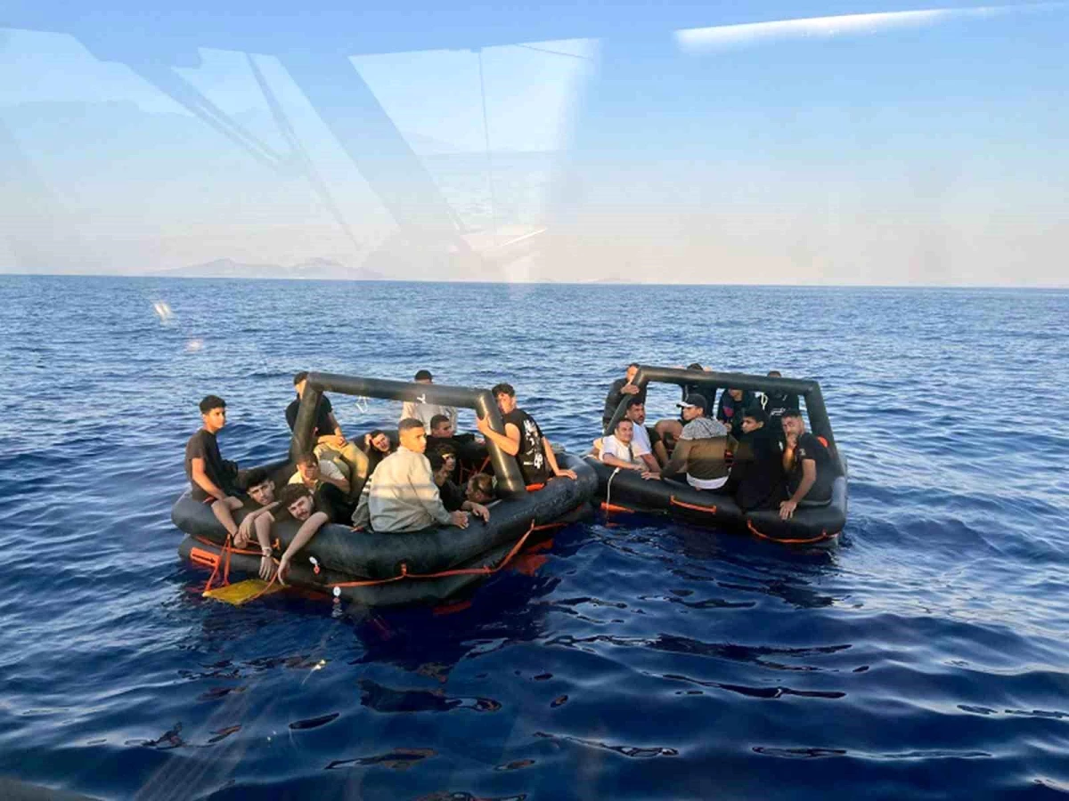 Yunanistan Sahil Güvenlik Unsurları Tarafından Türk Karasularına İtildikten Sonra Kurtarılan Göçmenler